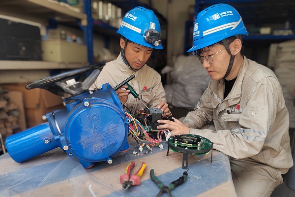 熱控一班人員正在進行電動執(zhí)行機構(gòu)修復(fù)再利用。.jpg