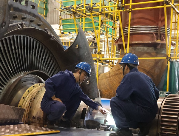 檢修部汽機車間本體班技術人員在研究螺栓切割方案。.jpg