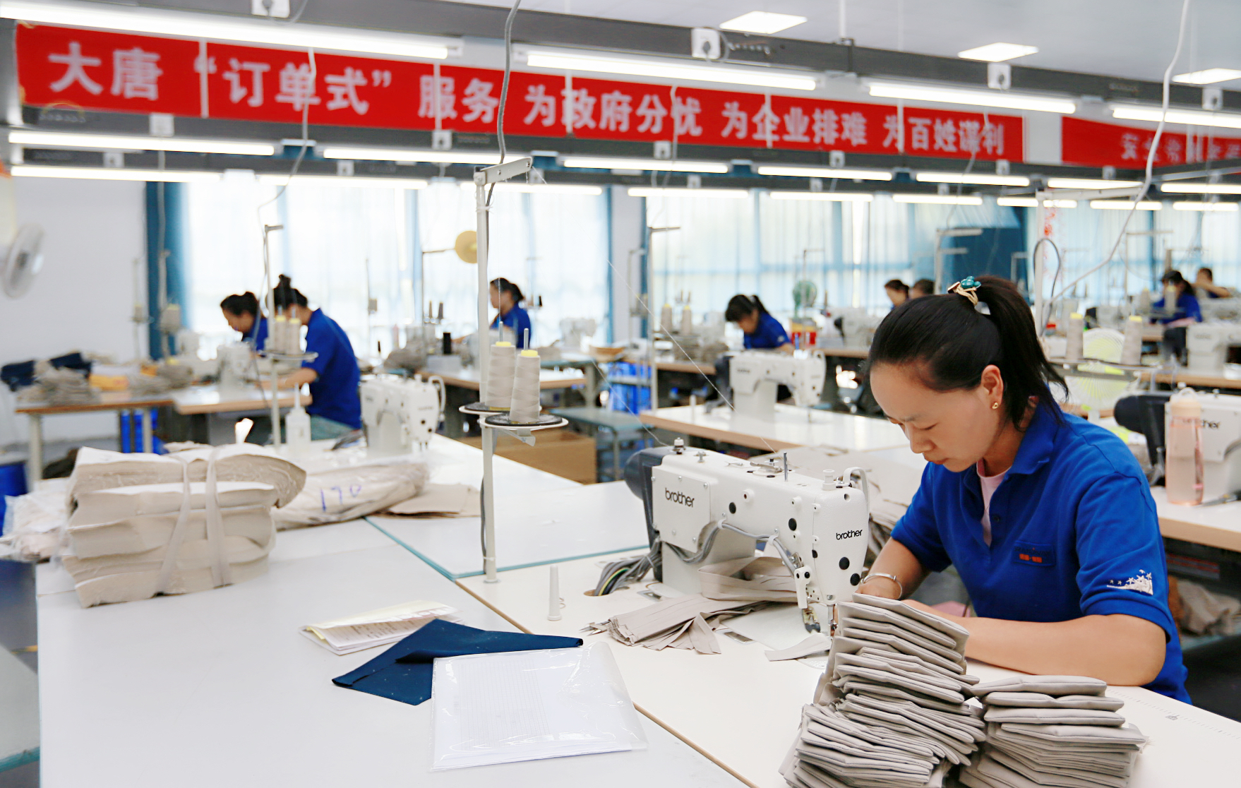 4.中國大唐引進(jìn)“訂單式”扶貧企業(yè).，讓異地搬遷群眾實(shí)現(xiàn)家門口就業(yè).jpg