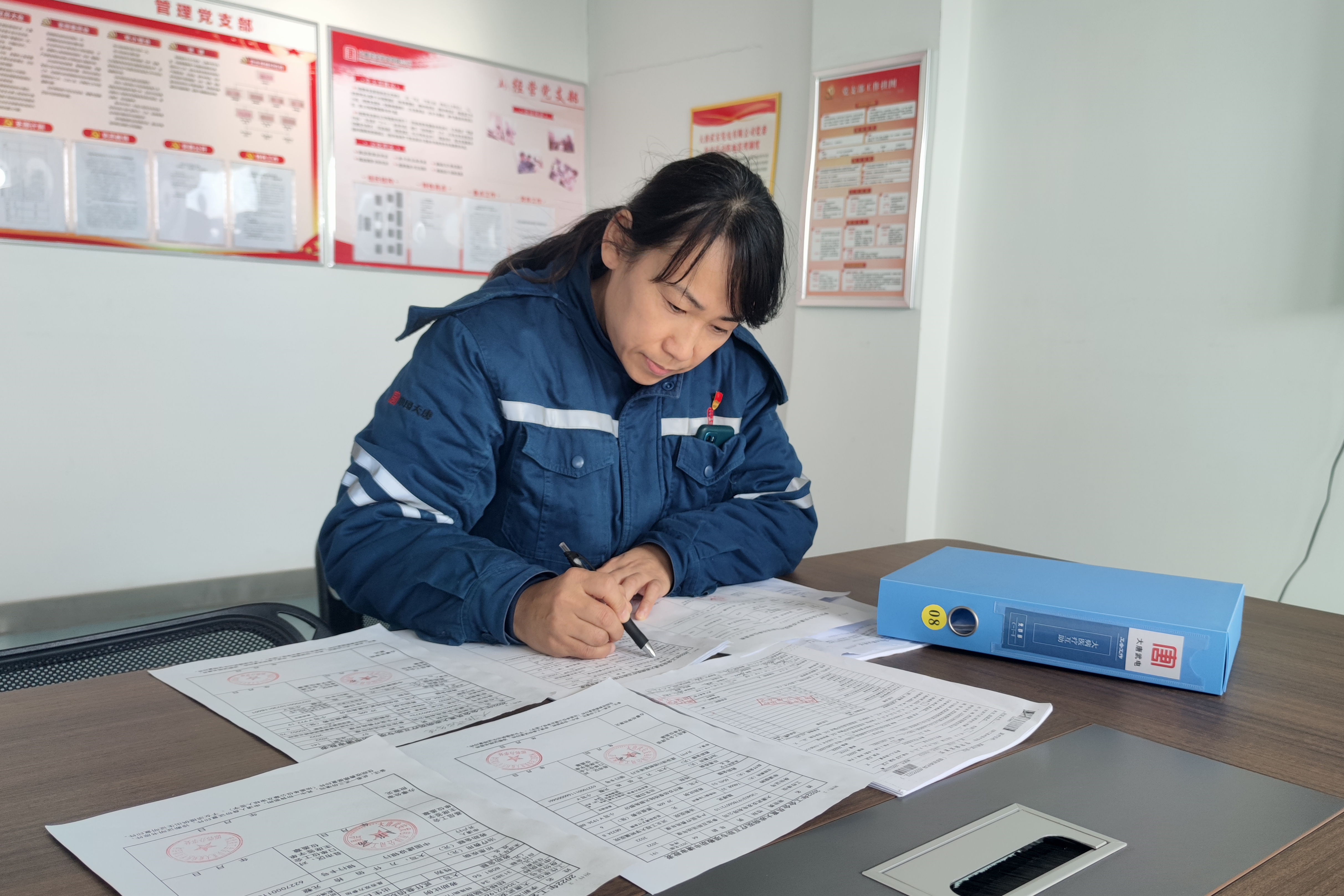 大唐武安發(fā)電有限公司張華正在梳理職工專項救助材料.jpg