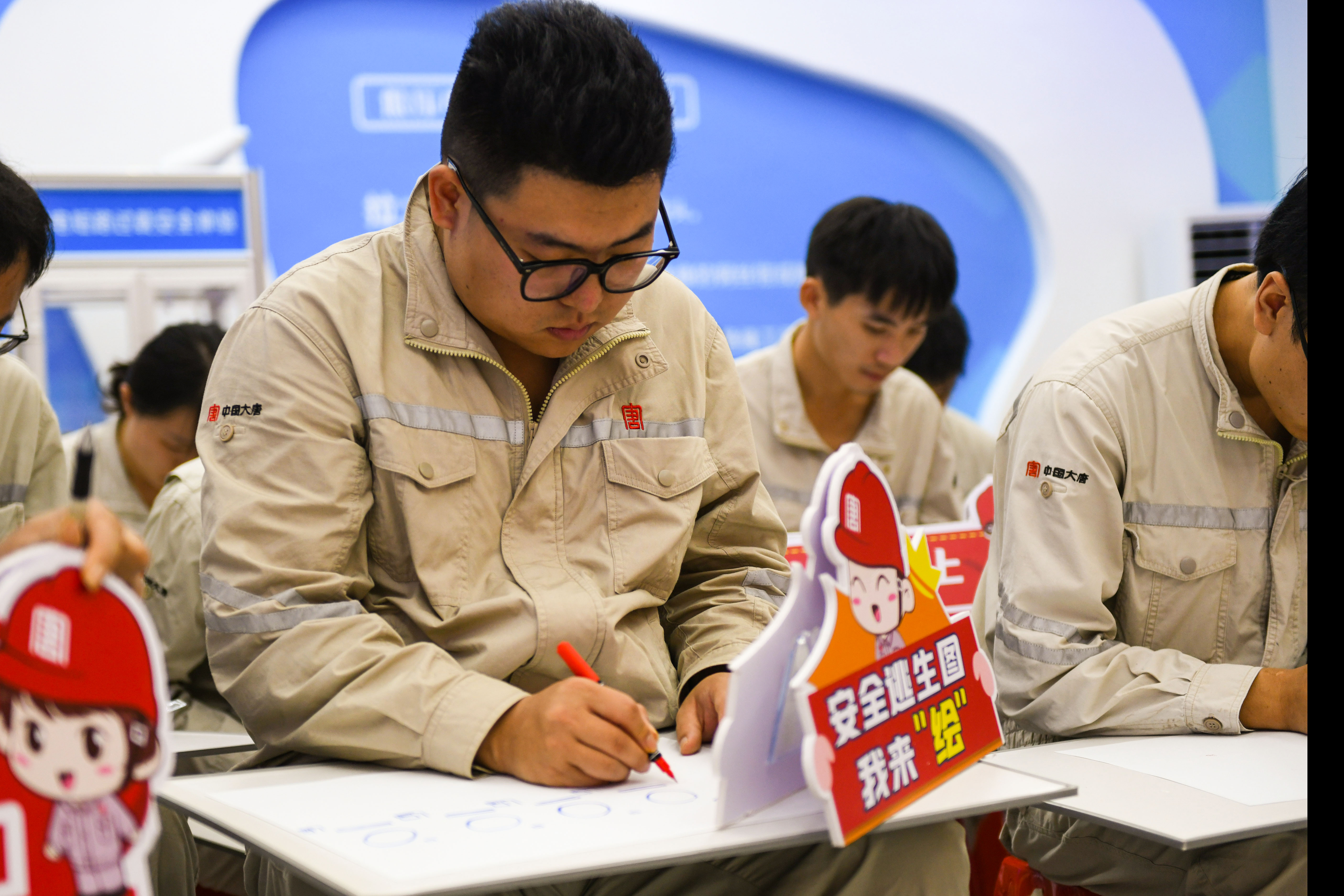3大化總廠職工正在手繪安全逃生圖--李陽攝.jpg