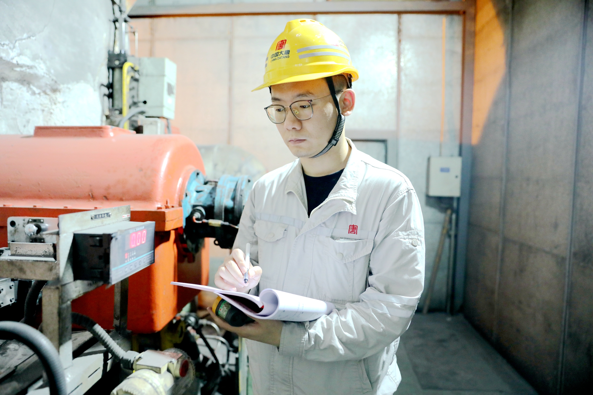 5.劉金鑫核對(duì)數(shù)據(jù)資料（韓城第二發(fā)電公司曹軍科攝）.jpg